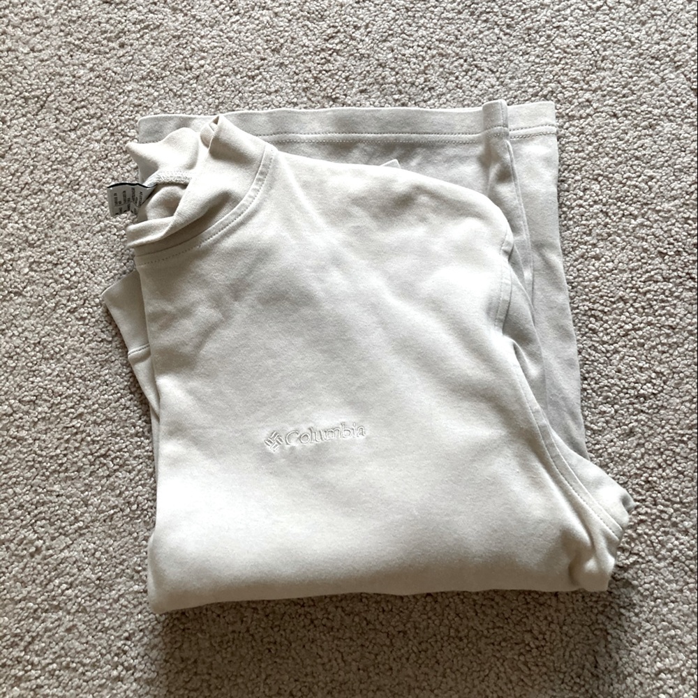 COLUMBIA CREAM / TAN SLIGHT TURTLE NECK LONG SLEEVE